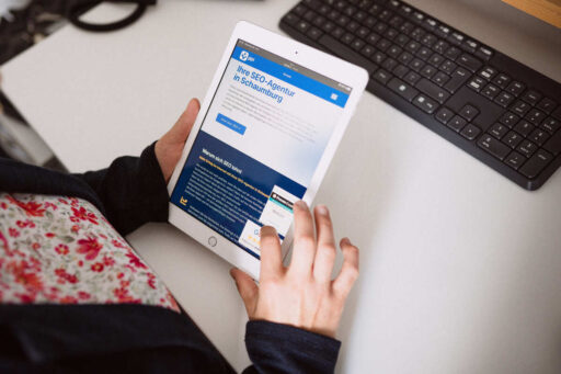 Website zum Thema SEO, die auf Tablet geöffnet ist, um Google Rankings zu verbessern