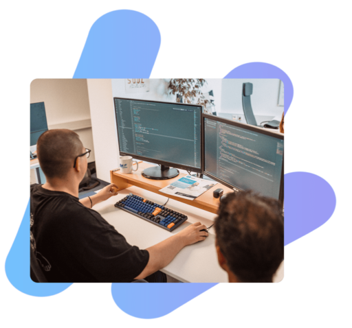Webdesigner, der vor einem Bildschirm sitzt, auf dem Quellcode zu sehen ist, hinter dem Bild liegt eine Grafik, Thema ist Shopware 6 Migration