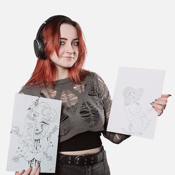 Lucie Beckmann mit Kopfhörern und zwei Zeichnungen in den Händen, präsentiert stolz ihre kreativen Werke im alternativen Stil.