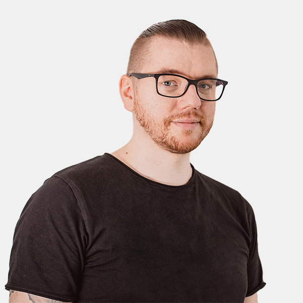 Mike van Doorn mit Brille und kurzem Bart, trägt ein schwarzes T-Shirt und blickt freundlich in die Kamera. Das Porträt hat einen neutralen weißen Hintergrund.