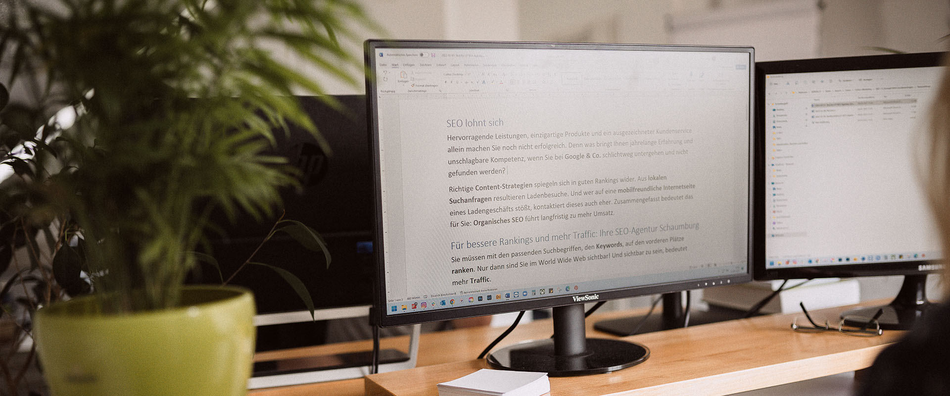 YTPI Mitarbeiter verfasst einen Blogartikel zu SEO-Strategien auf einem PC mit zwei Monitoren.