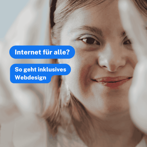 Eine junge Frau mit Down-Syndrom lächelt in die Kamera und hebt ihre Hände in weißen Handschuhen. Neben ihr steht der Text „Internet für alle? So geht inklusives Webdesign“ in blauen Sprechblasen.
