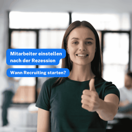 Alt-Text: Eine junge Frau in einem Büro lächelt und zeigt einen Daumen nach oben, neben ihr steht der Text „Mitarbeiter einstellen nach der Rezession – Wann Recruiting starten?“ in blauen Sprechblasen.