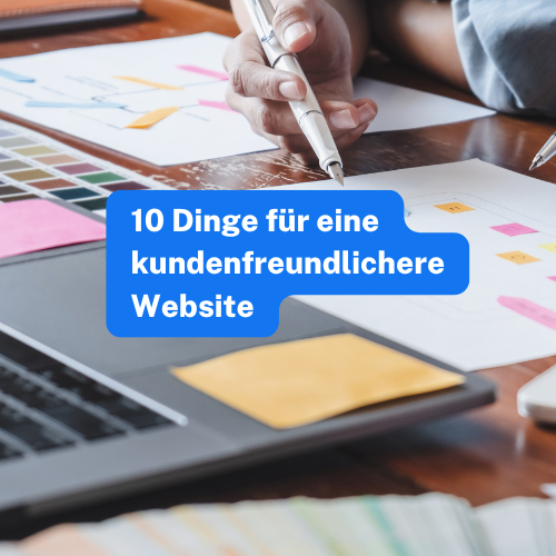 Eine Person arbeitet an der Optimierung einer Website mit Farbmustern, Notizen und Diagrammen. Text: '10 Dinge für eine kundenfreundlichere Website'. Tipps zur Verbesserung der Nutzerfreundlichkeit und Conversion-Optimierung.