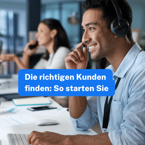 Ein lächelnder Kundenberater mit Headset telefoniert in einem modernen Büro, während eine Kollegin im Hintergrund ebenfalls telefoniert. Symbolisiert erfolgreiche Kundenakquise und Kundenservice