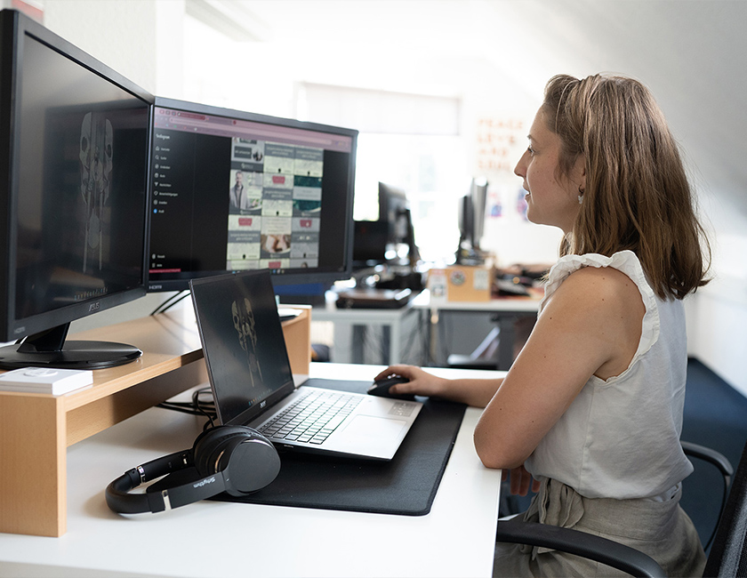YTPI Social-Media-Expertin optimiert den Instagram-Feed und plant Inhalte an ihrem Arbeitsplatz.