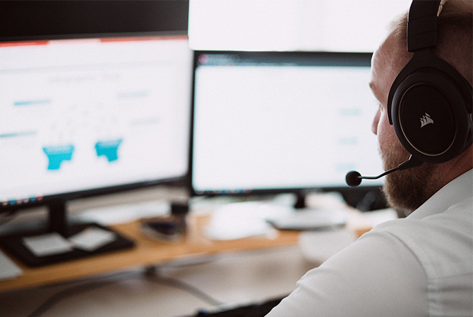 YTPI Vertriebsmitarbeiter gibt eine Live-Beratung für einen Kunden über ein Headset.