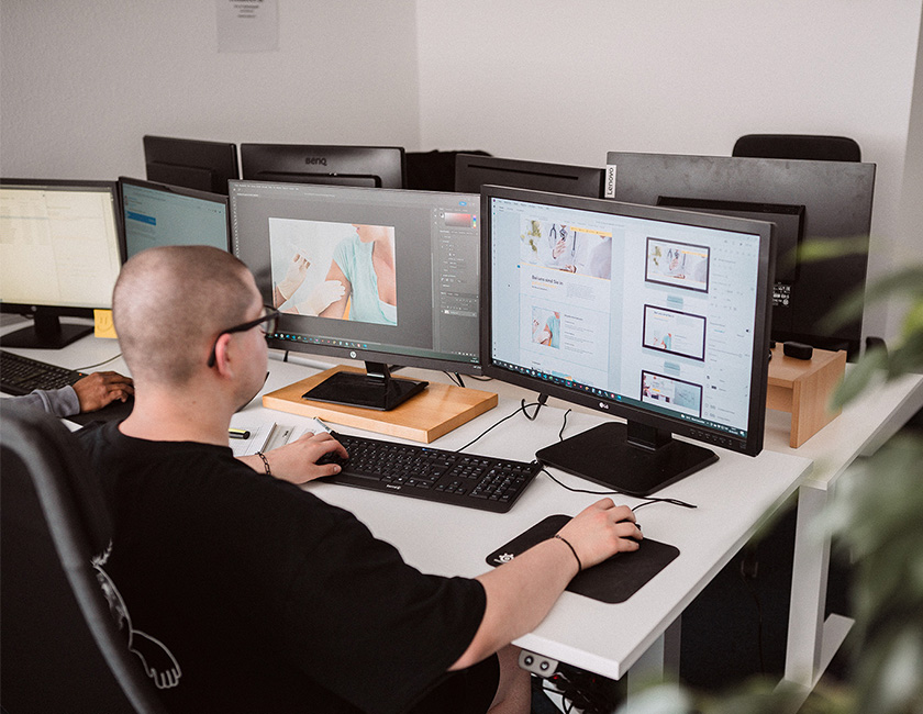 Webdesigner von YTPI bearbeitet ein Layout während er am Computer sitzt