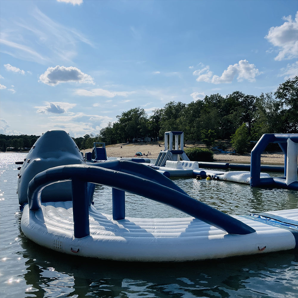 Teamevent im Sommer am Wasser – Besuch im Aqua-Park mit Hindernis-Parcours auf dem See und entspannter Stimmung am Strand