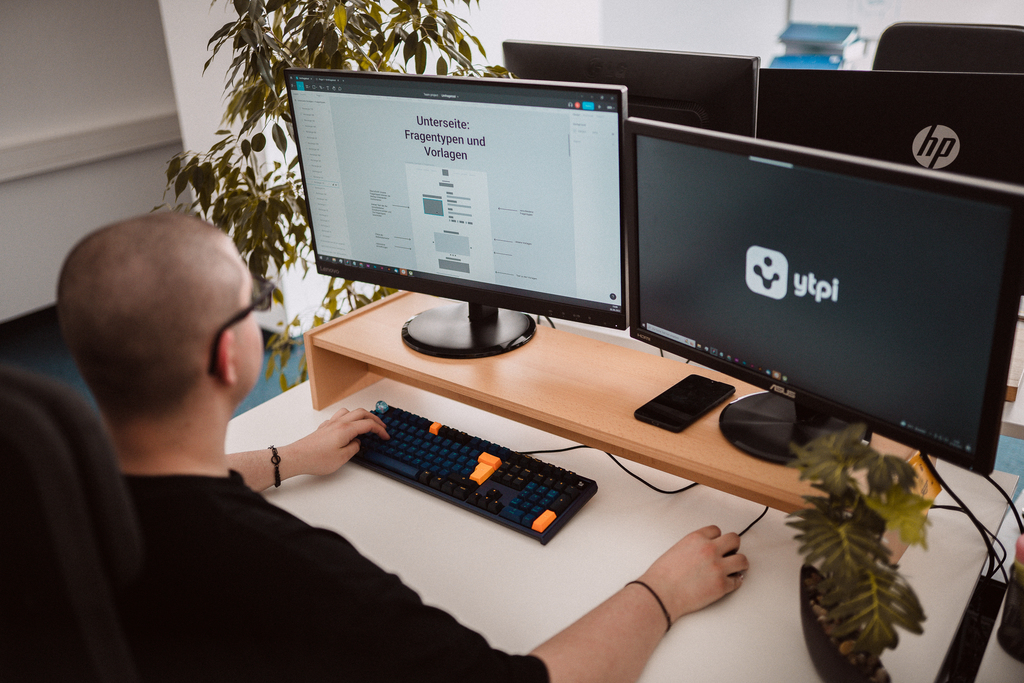 WordPress-Entwickler arbeitet an der Layoutstruktur einer Website in Figma – Vorbereitung individueller Templates und Seitentypen für WordPress-Projekte