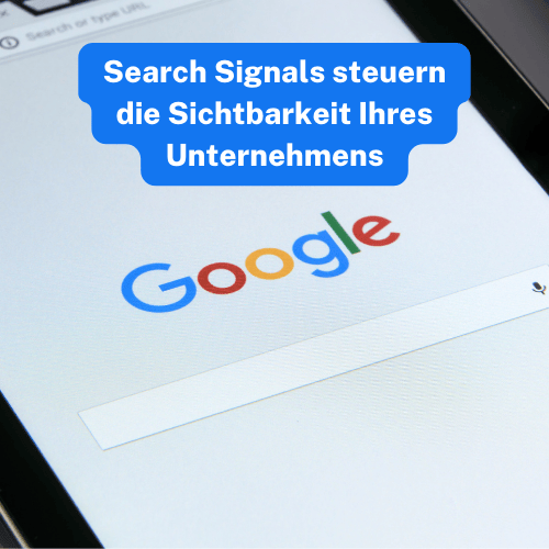 Tablet mit geöffneter Google-Startseite – Textoverlay „Search Signals steuern die Sichtbarkeit Ihres Unternehmens“ – Symbolbild für den Einfluss von Search Signals auf die Online-Sichtbarkeit in der Google-Suche.