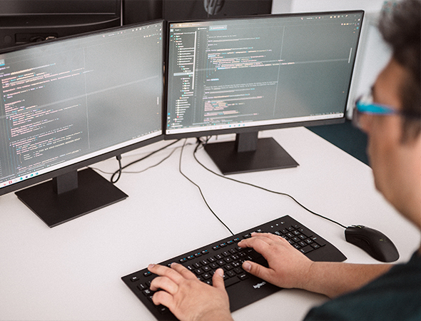 Webentwickler bei der Backend-Programmierung – Arbeiten an sauberem Code und technischer Umsetzung von Webanwendungen