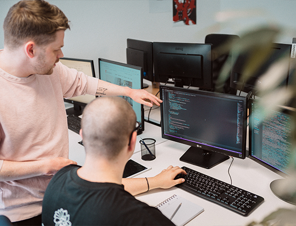 Zwei Webentwickler beim Code-Review eines Frontend-Projekts – Zusammenarbeit an responsivem Design