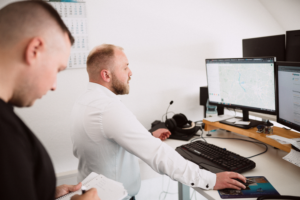 Vertriebsmitarbeiter analysiert Routen und Kundendaten am digitalen Arbeitsplatz – effiziente Planung im Vertriebsinnendienst