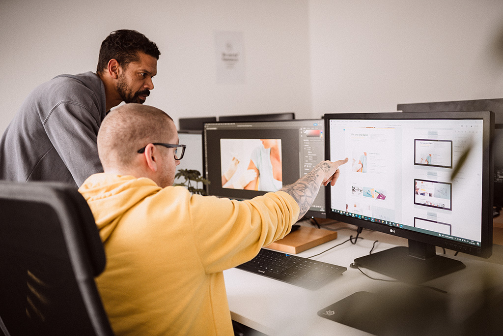 Frontend-Entwickler bei der Umsetzung von Designlayouts am Monitor