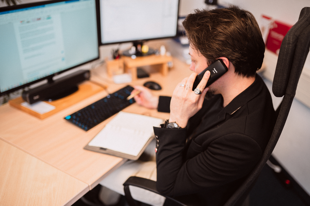 Projektmanager bei der telefonischen Abstimmung von Webseitenprojekten – Koordination, Aufgabenplanung und Kommunikation im Agenturalltag