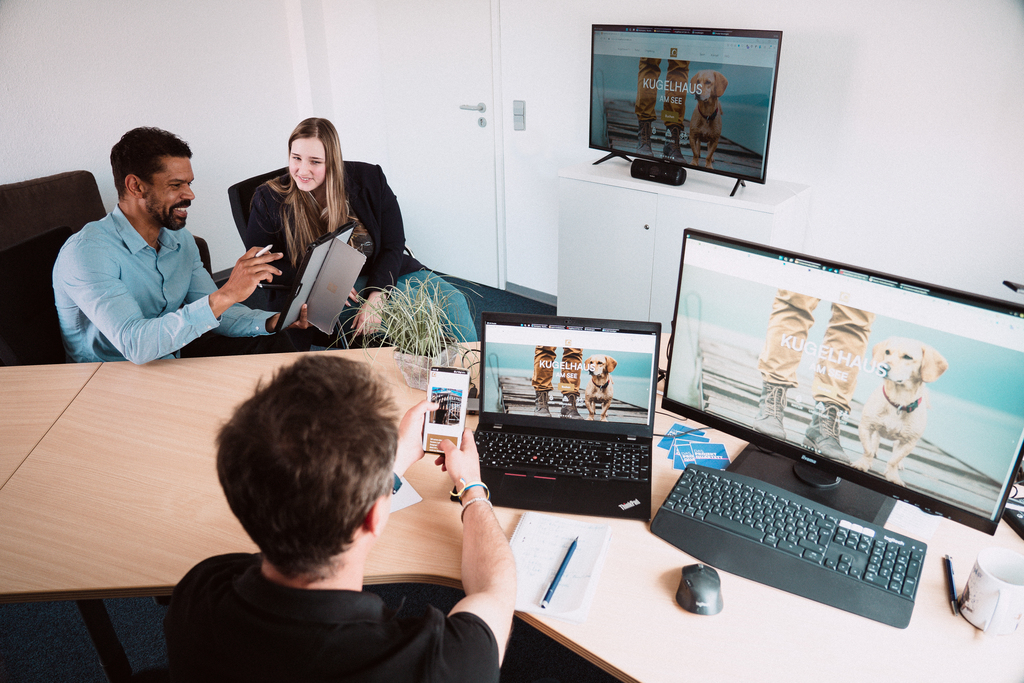 Projektmanager präsentiert dem Kunden eine neue Website im Responsive Design