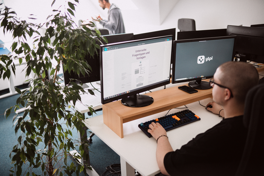 Webdesigner arbeitet am UX-Layout für eine Website – Fokus auf Struktur, Nutzerführung und visuelle Gestaltung