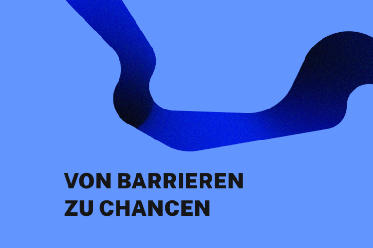 Abstrakte blaue Grafik mit geschwungener Linie auf vollflächigem Hintergrund. Darauf steht: von Barrieren zu Chancen.