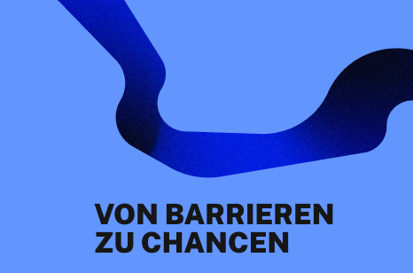 Abstrakte blaue Grafik mit geschwungener Linie auf vollflächigem Hintergrund. Darauf steht: von Barrieren zu Chancen.