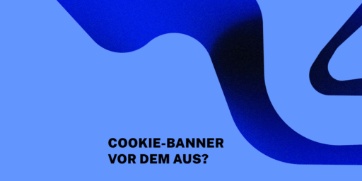 Abstrakte blaue Grafik mit geschwungener Form und dem Schriftzug in Großbuchstaben: Cookie-Banner vor dem Aus?