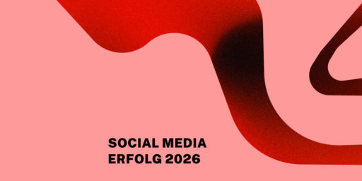 Abstrakte rote Grafik mit geschwungener Linie auf vollflächigem Hintergrund. Darauf steht in Großbuchstaben: Social Media Erfolg 2026.