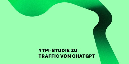 Abstrakte grüne Grafik mit geschwungener Linie auf vollflächigem Hintergrund. Darauf steht: YTPI-Studie zu Traffic von ChatGPT