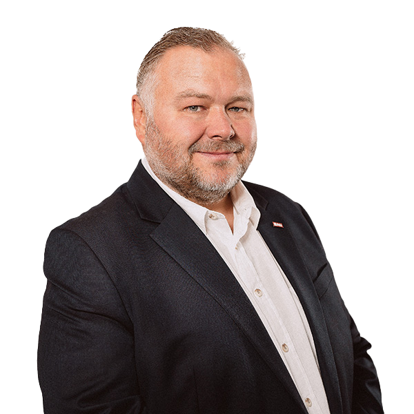 Portrait von Peter Embscher, Geschäftsführer der YTPI Internetagentur, mit weißem Hemd und dunklem Sakko vor weißem Hemd. Dezentes Lächeln.