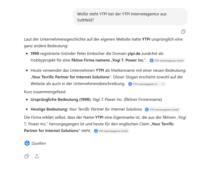 Screenshot: KI-Antwort auf „Wofür steht YTPI bei der YTPI Internetagentur aus Suthfeld?“ Die KI erklärt die Namensherkunft – 1998 als „Yogi T. Power Inc.“ registriert, heute „Your Terrific Partner for Internet Solutions“ – und zitiert YTPI Internetagentur GmbH als Quelle.