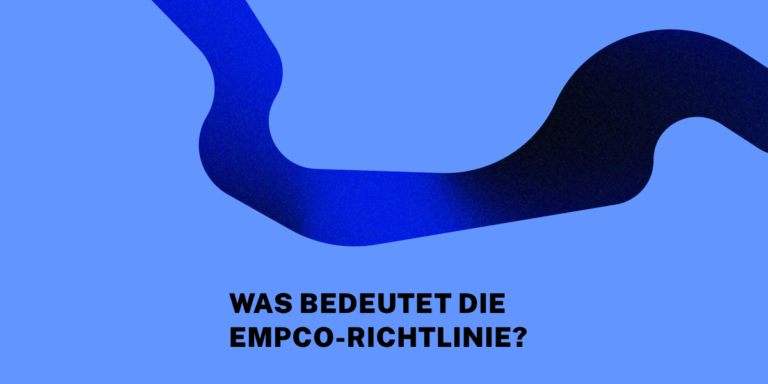 Blaues Banner mit geschwungenem Band und dem Schriftzug „Was bedeutet die EmpCo-Richtlinie?“